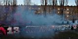 Menschen und Pyros vor einem "Free Adel"-Graffiti