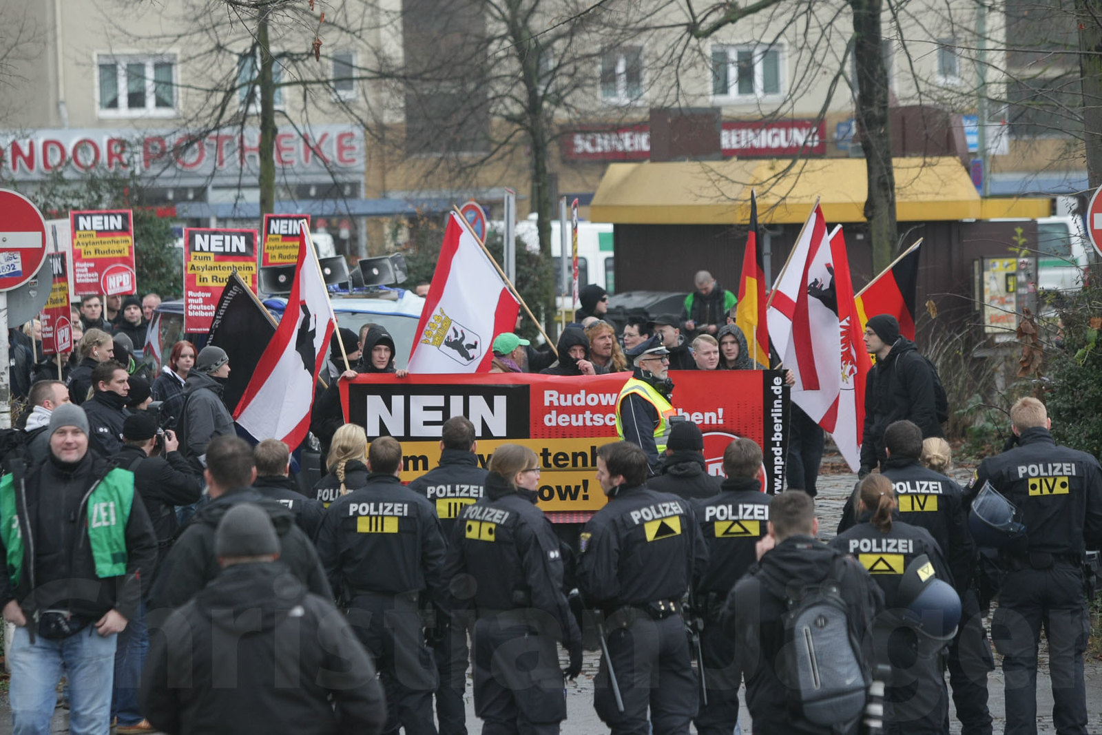 Stefan Kollmann (hinten) bei einer NPD-Demonstration in Rudow am 24.11.2012. (Foto: Christian Jäger)