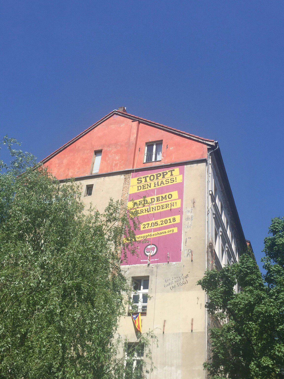 https://www.antifa-berlin.info/sites/default/files/bilder/artikel/ddopyhxxcaaqggg.jpg