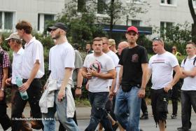 Pollei (schwarze Mütze) und R. Band (mittig, weißes T-Shirt) beim Heß-Marsch am 18.08.2018 in Berlin. (Foto: RechercheNetzwerk.Berlin)