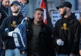 Pollei (mit Verletzungen) und R. Band am 03.10.2018 beim Neonazi-Aufmarsch "Tag der Nation" von "Wir für Deutschland". (Foto: Paul Hanewacker, Sören Kohlhuber)