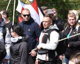Schutzzonen"-Nazis am 01.05.2019 in Dresden. V.l.n.r.: Enrico (ganz links, mit Sonnenbrille am Hinterkopf), Patrick Bewer (Sonnenbrille und dunkelblaue Jacke), Ruggiero Gleisinger (mit schwarz-weißer Jacke), Andi Körner (mit Mütze hinter Gleisinger), Katrin Arnold (neben Körner). (Foto: Pixelarchiv)