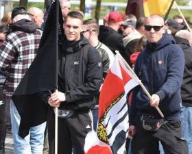 "Schutzzonen"-Nazis am 01.05.2019 in Dresden. V.l.n.r.: Maurice Pollei (mit karierter Jacke), Enrico Gase (mit schwarzer Fahne), Robin-Oliver Band (hinter Gase) und Patrick Bewer (mit NPD-Fahne). (Foto: Pixelarchiv)