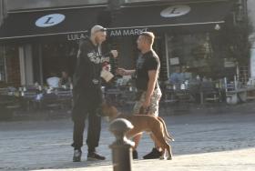 R. Band und Pollei am Vortreffpunkt eines "Dienstagsgesprächs" am 02.07.2019 in Friedenau (Foto: Recherche 030)