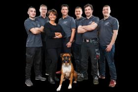 Das Team von "Band Bauelemente": Steven Band (1.v.l.), Uwe Band (4.v.l.), Robin-Oliver Band (1.v.r.). (Screenshot: Band Bauelemente)