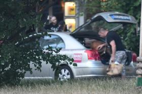 Robin-Oliver Band am Firmenwagen B-PW-9723, im Hintergrund Maurice Pollei und Robin-Olivers Freundin. (Foto: Recherche 030)