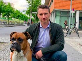 Der NPD-Bundesvorsitzende Frank Franz mit dem Hund von Robin-Oliver Band. (Foto: Facebook)