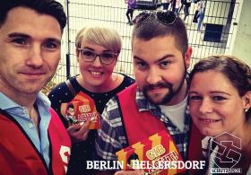 Oliver Niedrich (2.v.r.) und der NPD-Bundesvorsitzende Frank Franz (1.v.l.) verteilen am 30.08.18 Taschenalarme vor einer Hellersdorfer Schule. (Foto: Facebook)