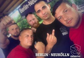 Neuköllner und Hohenschönhausener NPDler am S-Bahnhof Neukölln. In Rot: Ruggiero Gleisinger (l.) und Robin-Oliver Band (r.). Mittig mit Mittelfinger: Enrico. (Foto: Facebook)