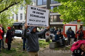 Widerstand2020-Plakat auf der Versammlung am 02.05.2020. (Foto: Kim Winkler)