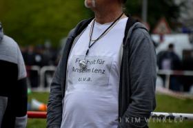 02.05.2020: Ein Demonstrant fordert nach der Verschwörung um die Festnahme von Anselm Lenz dessen Freiheit. (Foto: Kim Winkler)