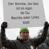 Querfront-Schild und Querdenken-Button