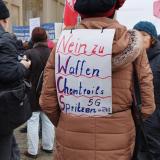 Schild mit Chemtrails-Schriftzug